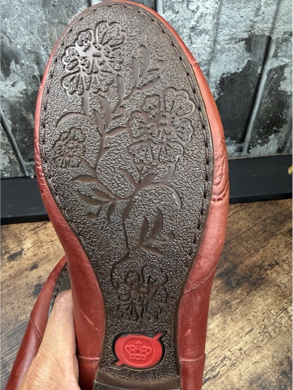 Børn Women’s Leather Ballet Flat Slip-On Embossed Floral Round Toe Red 9M - Picture 12 of 14